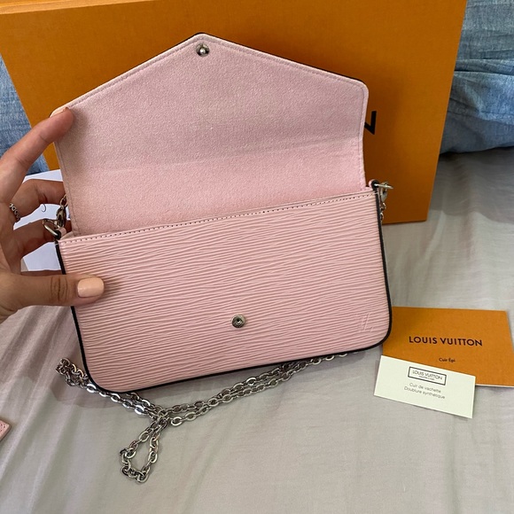 Louis Vuitton Felicie Pochette

Rose Ballerine - Epi Leather - Picture 4 of 12